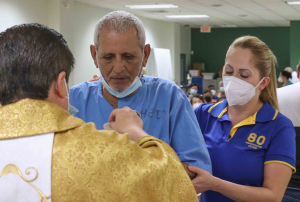La celebración tuvo lugar en el auditorio y contó con la participación del capellán, Pbro. Ignacio Gamboa; pacientes adultos mayores, personal de salud,  ministros servidores de la Santa Eucaristía y voluntarios. 