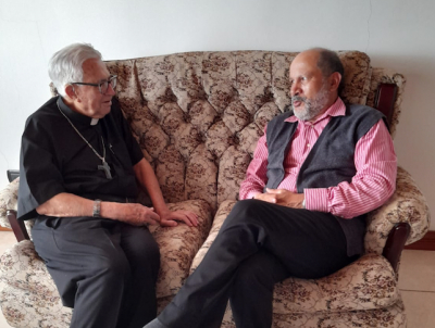 El autor junto a Monseñor Ignacio Trejos.