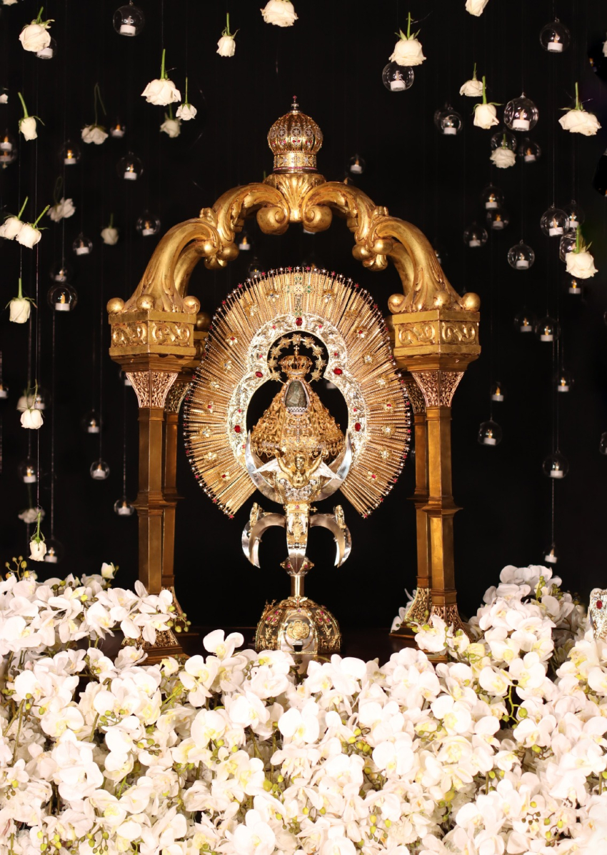 Una corona para la Madre del Rey