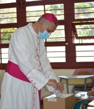Desde su nombramiento en la Diócesis de Tilarán-Liberia, Monseñor Manuel Eugenio Salazar ejerce su derecho al voto en el CINDEA, en Tilarán, Guanacaste.