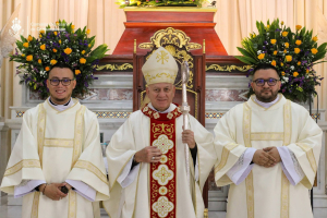 Keiner (izquierda) y Jorge (derecha) junto al obispo de Cartago, Mons. Mario Quir&oacute;s (centro)