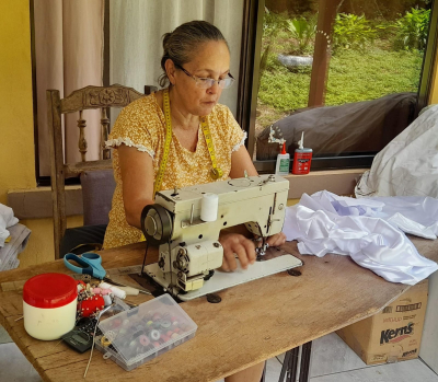 Do&ntilde;a Ilse confeccion&oacute; un vestidito a la Virgen y le pidi&oacute; por las familias