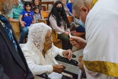 Recibi&oacute; su Primera Comuni&oacute;n a los 94 a&ntilde;os