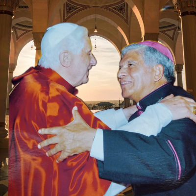 El Papa Benedicto XVI y Monse&ntilde;or Ulloa en uno de sus encuentros.
