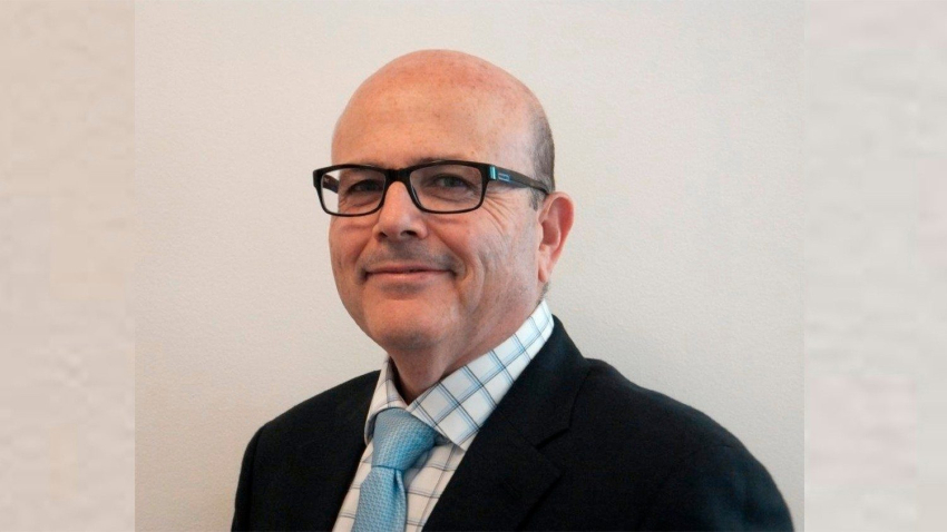 El economista Maximino Caballero Ledo es casado y padre de dos hijos. Es español y por muchos años trabajó en la multinacional Baxter.