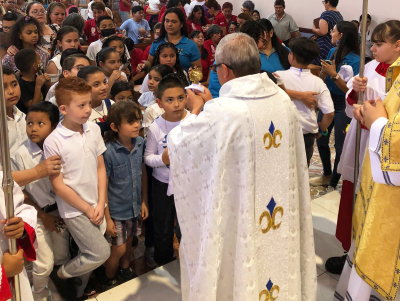 Decenas de ni&ntilde;os de la comunidad veneraron las reliquias de los santos pastorcitos.