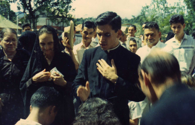 El entonces Padre Barrantes bendice a sus padres el d&iacute;a de su ordenaci&oacute;n presbiteral.