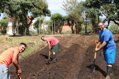 A los seminaristas en vacaciones les toca trabajar