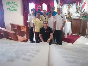 Bryan, al frente de camisa negra, junto a voluntarios y miembros de la Pastoral de la Salud del Hospital San Rafael de Alajuela.