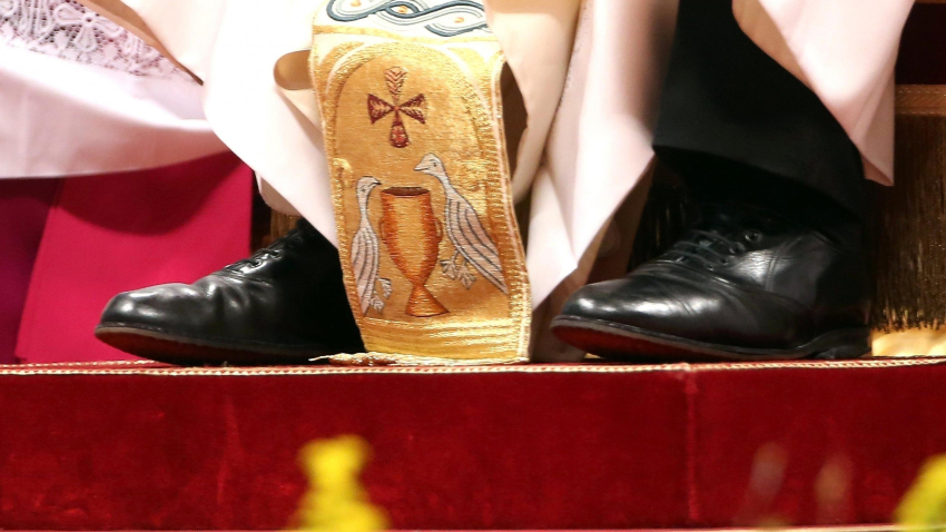 Los zapatos del Papa: donación para una persona sin hogar