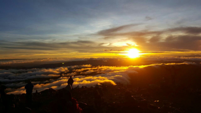 No pierdas la esperanza; cuando el sol se esconde, salen las estrellas