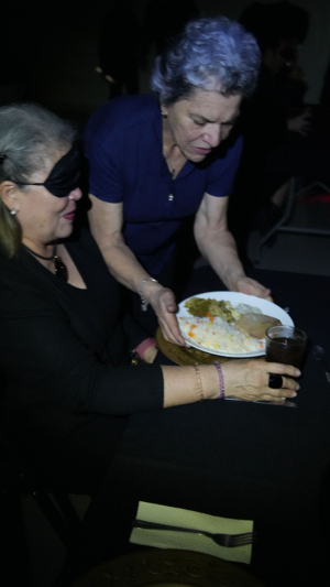 Parroquia celebra “cena a oscuras” con personas ciegas