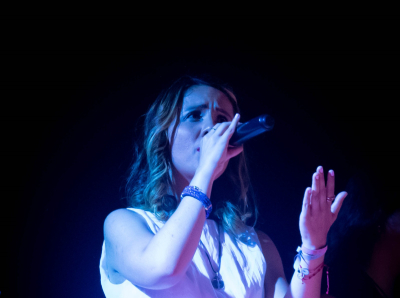 La agrupaci&oacute;n cuenta con m&uacute;sicos profesionales, un coro, encargados en la parte t&eacute;cnica, entre otros.