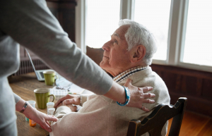 Bendita la casa donde se cuida un anciano…