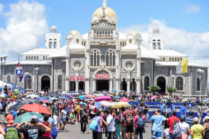 Entre un millón y medio y dos millones de personas visitan cada año la Basílica Nuestra Señora de los Ángeles, en Cartago, durante la Romería.