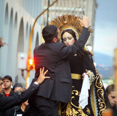 La devoci&oacute;n de colocar rosarios o pa&ntilde;uelos en los fustanes del vestido de la Madre de Dios es muy particular de la Iglesia de la Soledad, en San Jos&eacute;