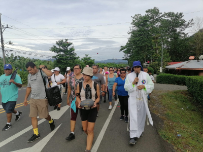 El Padre F&eacute;lix (derecha) junto a un grupo de romeros de su di&oacute;cesis.