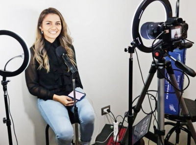 Ariana y el equipo constantemente revisan las tendencias en Tik Tok para crear videos atractivos con un mensaje sencillo, directo y claro, dirigido a jóvenes. 