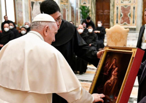 Religioso costarricense obsequia pintura de San José al Papa
