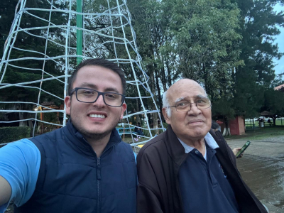 Deibys junto a Fray Eddy Angulo, agustino recoleto, cuyo testimonio ha servido de inspiraci&oacute;n para &eacute;l y otros muchachos. 