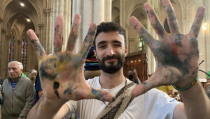 Cristian es un conocido dibujante y muralista argentino, que ha dedicado su arte a promover la paz y la esperanza en comunidades vulnerables alrededor del mundo.