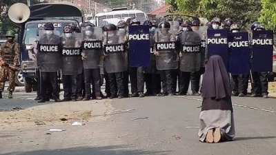 Religiosa se arrodilla y ruega no reprimir manifestantes en Myanmar