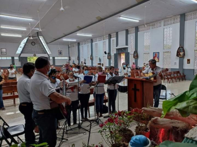 El Rezo del Ni&ntilde;o &ldquo;oficiado&rdquo; en La Mansi&oacute;n de Nicoya estuvo animado por una guitarra y un coro.
