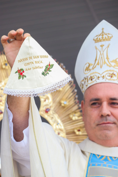 Durante todo este a&ntilde;o, la Virgen ha lucido un vestido de la Di&oacute;cesis de San Isidro que vivi&oacute; su A&ntilde;o Jubilar.