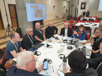 El Padre Mario Segura junto a los miembros de su mesa sinodal.