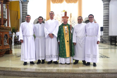 Los futuros sacerdotes junto a su obispo Monse&ntilde;or Bartolom&eacute; Buigues.
