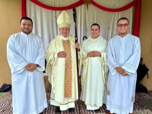 Jorge y Keiner, de blanco, junto a Mons. Mario Quir&oacute;s y el Padre Ignacio Torres de la Misi&oacute;n Diocesana Chirrip&oacute;.