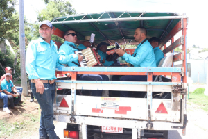 La banda de los Rezadores de Llano Grande se compone de guitarras, acordeón, saxofón y trompeta. 