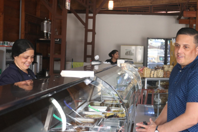 Todas las utilidades que genera este local son utilizadas para ayudar a hermanos necesitados.