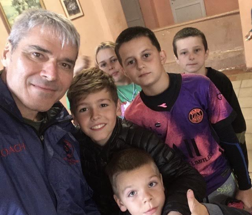 Callow apoya un orfanato de niños huérfanos en Ucrania.