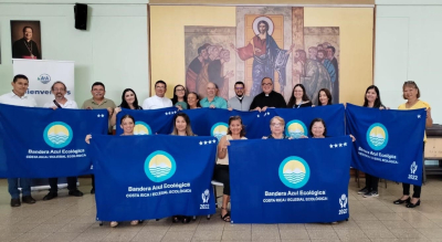 Parroquias y agrupaciones cat&oacute;licas recibieron la Bandera Azul