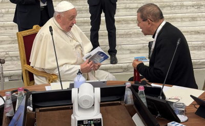 Monse&ntilde;or Javier Rom&aacute;n entreg&oacute; un ejemplar del libro de Floribeth Mora al Papa Francisco.