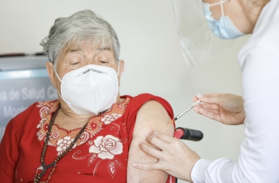 Doña Elizabeth Castillo Cervantes, de 91 años, fue la primera costarricense vacunada contra el Covid-19. Foto Presidencia.