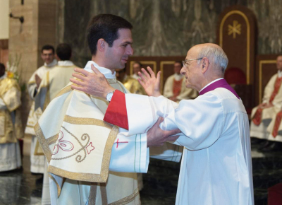 Saludo del prelado del Opus Dei, Mons. Fernando Oc&aacute;riz, al nuevo di&aacute;cono.