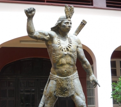 Monumento al valeroso cacique Pablo Presbere (+1710) frente a la Municipalidad de Limón. 