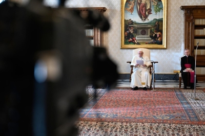Catequesis del Papa: &quot;Quien no ama finge rezar&quot;