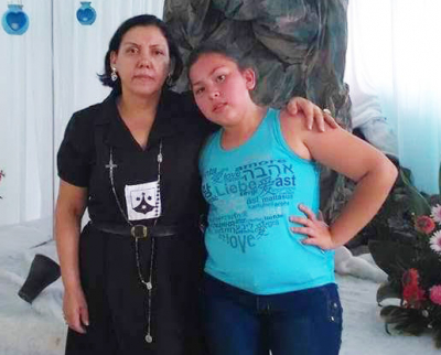 Devota port&oacute; el h&aacute;bito carmelita por la sanaci&oacute;n de su nieta