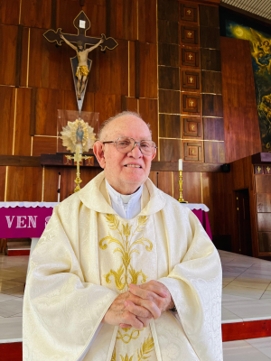 &quot;El Padre en Vespa&quot; celebra 50 años de vida sacerdotal