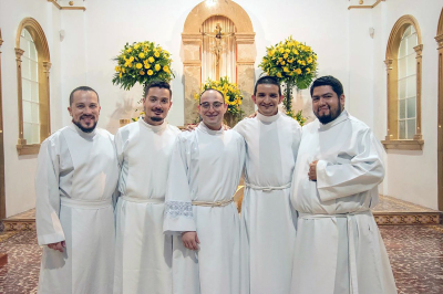 De izquierda a derecha, los nuevos di&aacute;conos: Jorge Eduardo Amador, Omar Daniel Calder&oacute;n, Efr&eacute;n Adri&aacute;n Quir&oacute;s, Adiel Jes&uacute;s Mora y &Aacute;lvaro Luis Yataco.