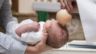 La Conferencia Episcopal de Costa Rica, en unidad con la doctrina y pr&aacute;ctica tradicional de la Iglesia, exige la existencia de padrinos para el sacramento del bautismo.