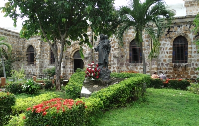 Una catedral de piedra, con la puerta hacia el este