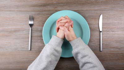 El ayuno principal es el ayuno del mal. Si uno no come carne, pero &ldquo;come&rdquo; la carne del pr&oacute;jimo, de nada sirve...