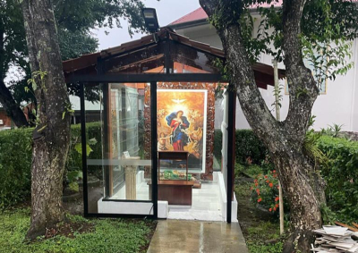 El lienzo fue colocado en un lugar visible en el jard&iacute;n de la parroquia, en una urna de vidrio con una malla interna a su alrededor.