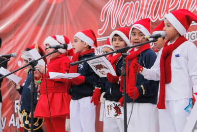 Los ni&ntilde;os cantan canciones navide&ntilde;as durante las Posadas.