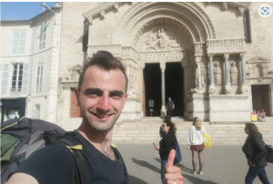 Henri frente a la Catedral de Arles, Francia.