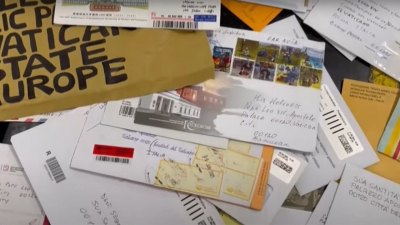 El Papa recibe, diariamente, 100 kilos de cartas de todo el mundo